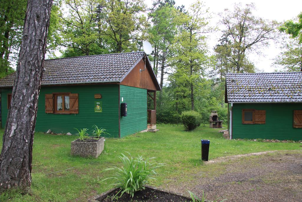 Camping De La Pelouse Jaulny Номер фото